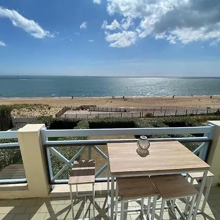 Sur La De Bonne Source Les Pieds Dans L'eau