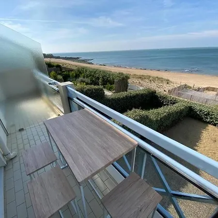 Sur La De Bonne Source Les Pieds Dans L'eau *